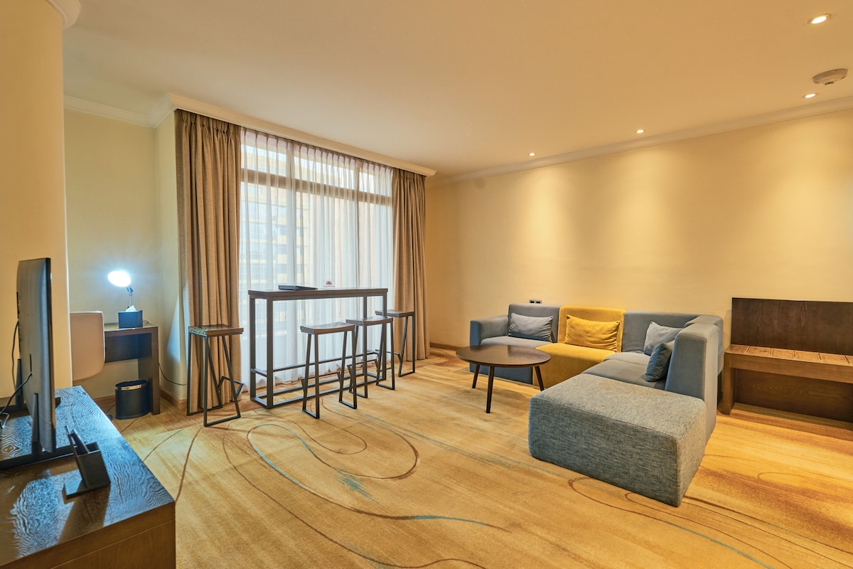 Deluxe Room, 1 King Bed, Non Smoking, Balcony | Minibar, in-room safe, desk, laptop workspace