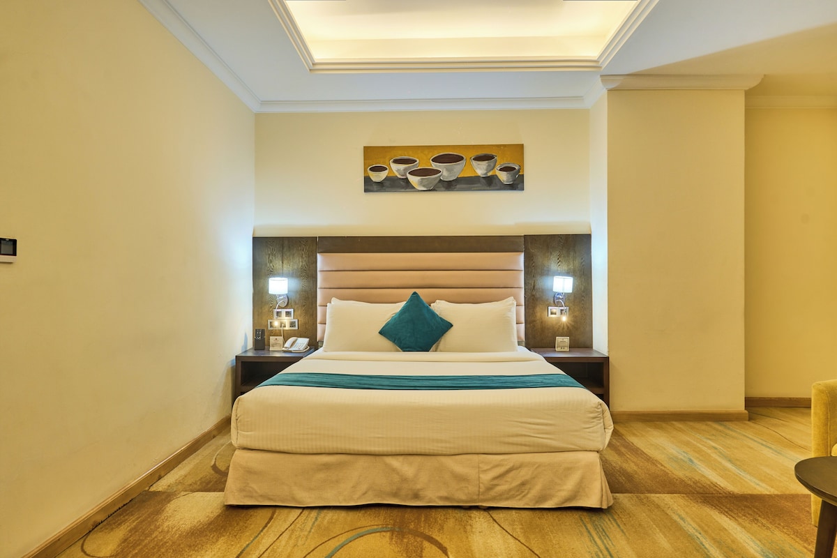 Superior Room, 1 King Bed, Non Smoking, Balcony | Minibar, in-room safe, desk, laptop workspace