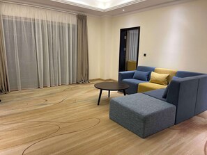 Phòng Suite Premier, 1 giường cỡ king, không hút thuốc (Separate Living Room) | Minibar, két bảo mật tại phòng, trang trí khác biệt 