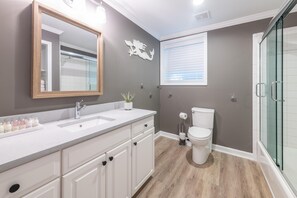 Ferienhaus, Mehrere Betten (Lakeshore Adrift) | Badezimmer | Kostenlose Toilettenartikel