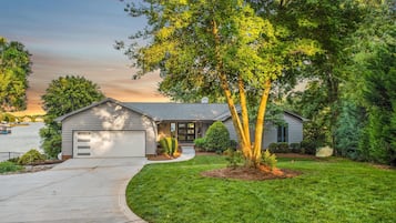 House, Multiple Beds (Lakeshore Adrift) | Property grounds