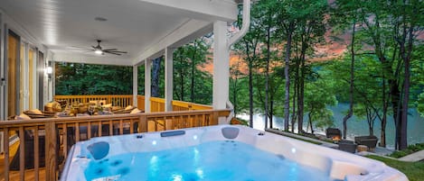 Maison, plusieurs lits (Energy Lane) | Bain à remous extérieur