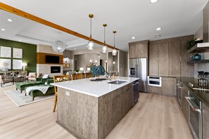 Maison, plusieurs lits (Salience Path w/Heated Pool & Game Ro) | Cuisine privée