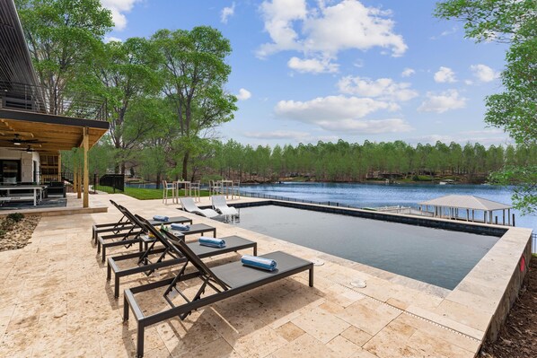 منزل - عدة أسرّة (Salience Path w/Heated Pool & Game Ro) | شرفة/رواق