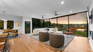 House, Multiple Beds (Blue Haven w/Game Room, Hot Tub & Opt) | Living area