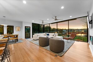 Casa, várias camas (Blue Haven w/Game Room, Hot Tub & Opt) | Área de estar