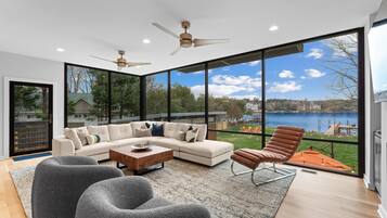 House, Multiple Beds (Blue Haven w/Game Room, Hot Tub & Opt) | Living area