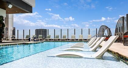 2BD/Atlanta - Downtown w/Rooftop Pool and Pool Bar!