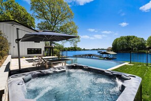 Una piscina al aire libre de temporada, una piscina climatizada