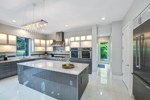 House, Multiple Beds (Barefoot on Blarney) | Private kitchen