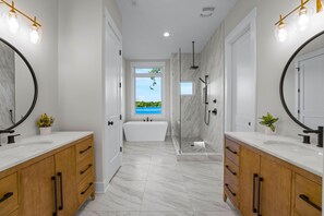 House, Multiple Beds (Hogan Crest) | Bathroom | Free toiletries