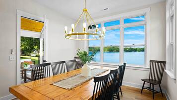 House, Multiple Beds (Hogan Crest) | Dining