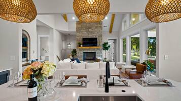 House, Multiple Beds (Hogan Crest) | Living area