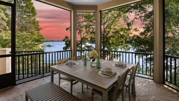 Rumah, Beberapa Tempat Tidur (Sunset on Ballycastle) | Tempat makan