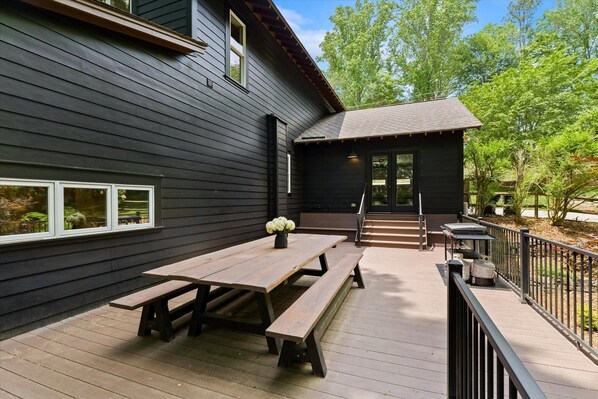 House, Multiple Beds (Ambassador Ridge w/Optional Boat Rent) | Outdoor dining - Ambassador Ridge W/optional Boat Rental (Sherrills Ford)