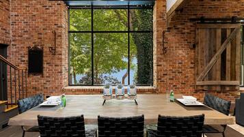 House, Multiple Beds (Ambassador Ridge w/Optional Boat Rent) | Dining