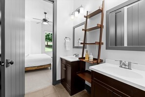 House, Multiple Beds (Ambassador Ridge w/Optional Boat Rent) | Bathroom - Ambassador Ridge W/optional Boat Rental (Sherrills Ford)