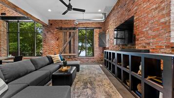 House, Multiple Beds (Ambassador Ridge w/Optional Boat Rent) | Living area