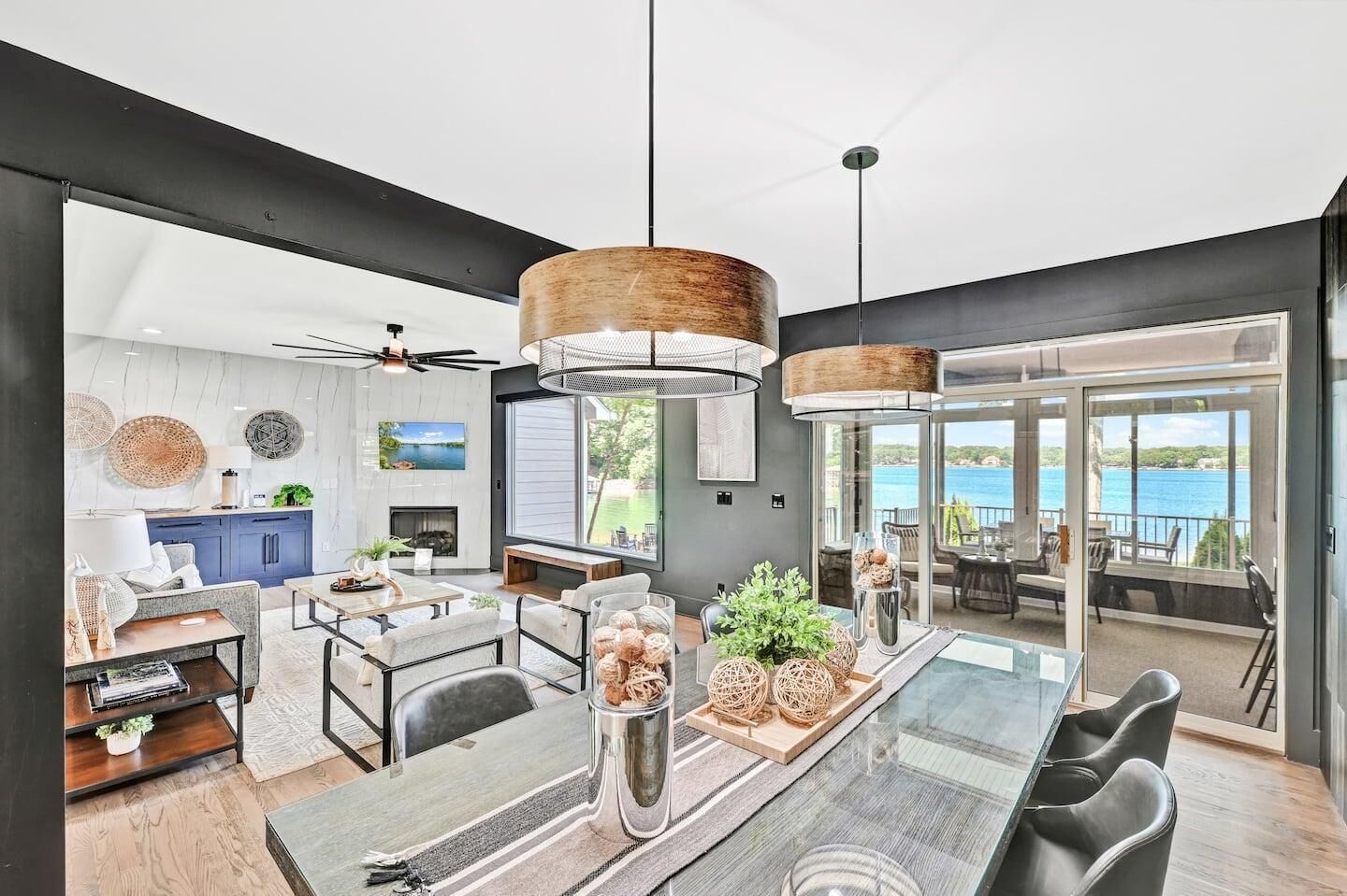 Un intérieur moderne comprenant un coin repas, une cuisine et un balcon avec vue sur la mer.