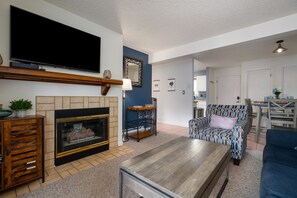 Smart TV, fireplace - On the Free Bus Route! Hot Tubs and Pool! Fireplace! (Steamboat Springs)