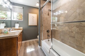 Ferienhaus, Mehrere Betten (Ringneck Retreat) | Badezimmer | Kostenlose Toilettenartikel