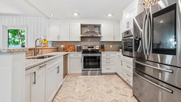 House, Multiple Beds (Normandy Approach) | Private kitchen | Oven, toaster