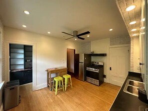Fridge, oven, stovetop, dishwasher