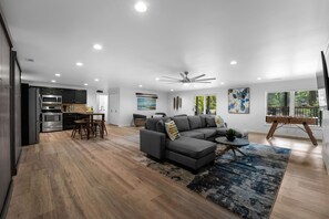 Living area - Queens Cove (Mooresville)