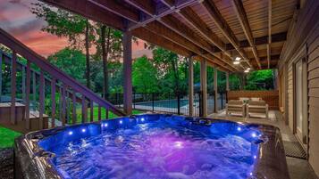 Rumah, Beberapa Tempat Tidur (Queens Cove) | Bathtub spa outdoor