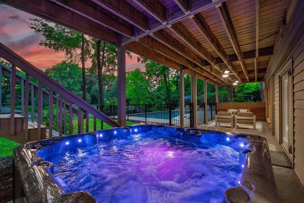 House, Multiple Beds (Queens Cove) | Outdoor spa tub