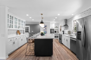House, Multiple Beds (Queens Cove) | Private kitchen | Oven, toaster