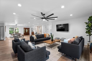 House, Multiple Beds (Queens Cove) | Living area