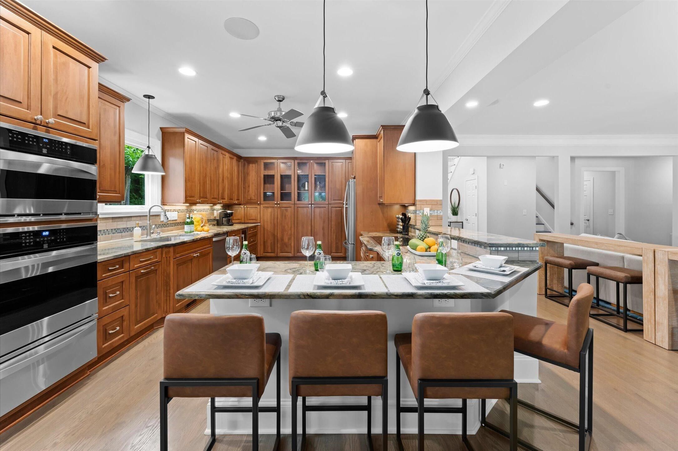 House, Multiple Beds (Grand Bay w/Hot Tub, 440' Shoreline &) | Private kitchen