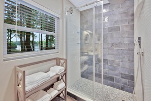 House, Multiple Beds (Kempton Cove) | Bathroom