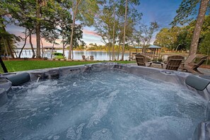 A hot tub with a view of a lake and trees. - Hanesbee Escape (Mooresville)