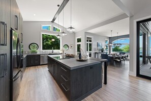 House, Multiple Beds (Strawpocket to Starboard) | Private kitchen