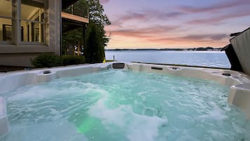 Rumah, Beberapa Tempat Tidur (Sterling on Strawpocket) | Bathtub spa outdoor