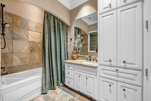 Bathtub, hair dryer, towels, shampoo - The Villa on Matern | Concierge Services (Horseshoe Bay)