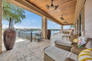 Terrace/patio - The Villa on Matern | Concierge Services (Horseshoe Bay)