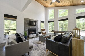 Smart TV, chimenea y futbolito 