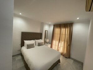 2 عدّة غرف نوم ومكواة/لوح كي وواي فاي وملاءات أسرّة