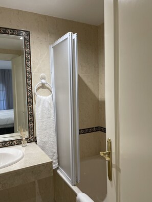 Een haardroger, een bidet, handdoeken, zeep