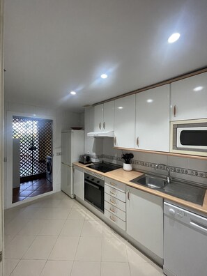 Private kitchen - Duplex in the Heart of Nueva Andalucia, Walking Distance to Puerto Banus (Marbella)