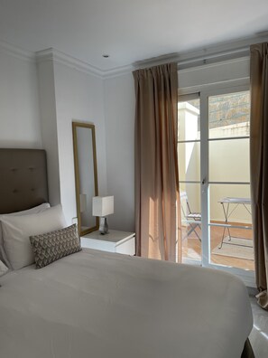 2 عدّة غرف نوم ومكواة/لوح كي وواي فاي وملاءات أسرّة