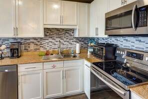 Kühlschrank, Mikrowelle, Herdplatte, Geschirrspüler