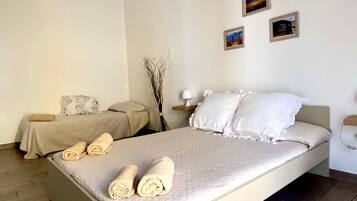 1 camera, ferro/asse da stiro, lenzuola