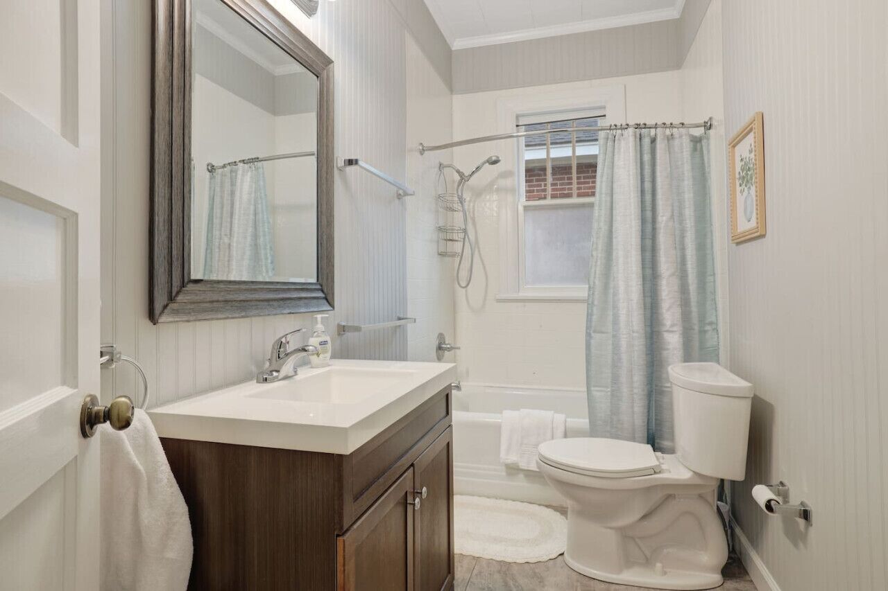 Bathtub, towels