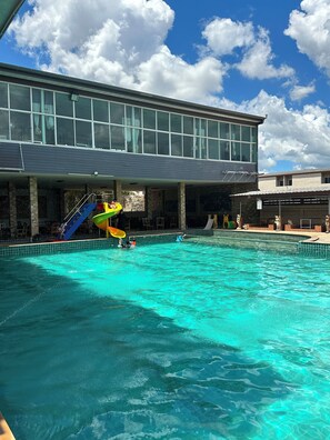 Una piscina al aire libre