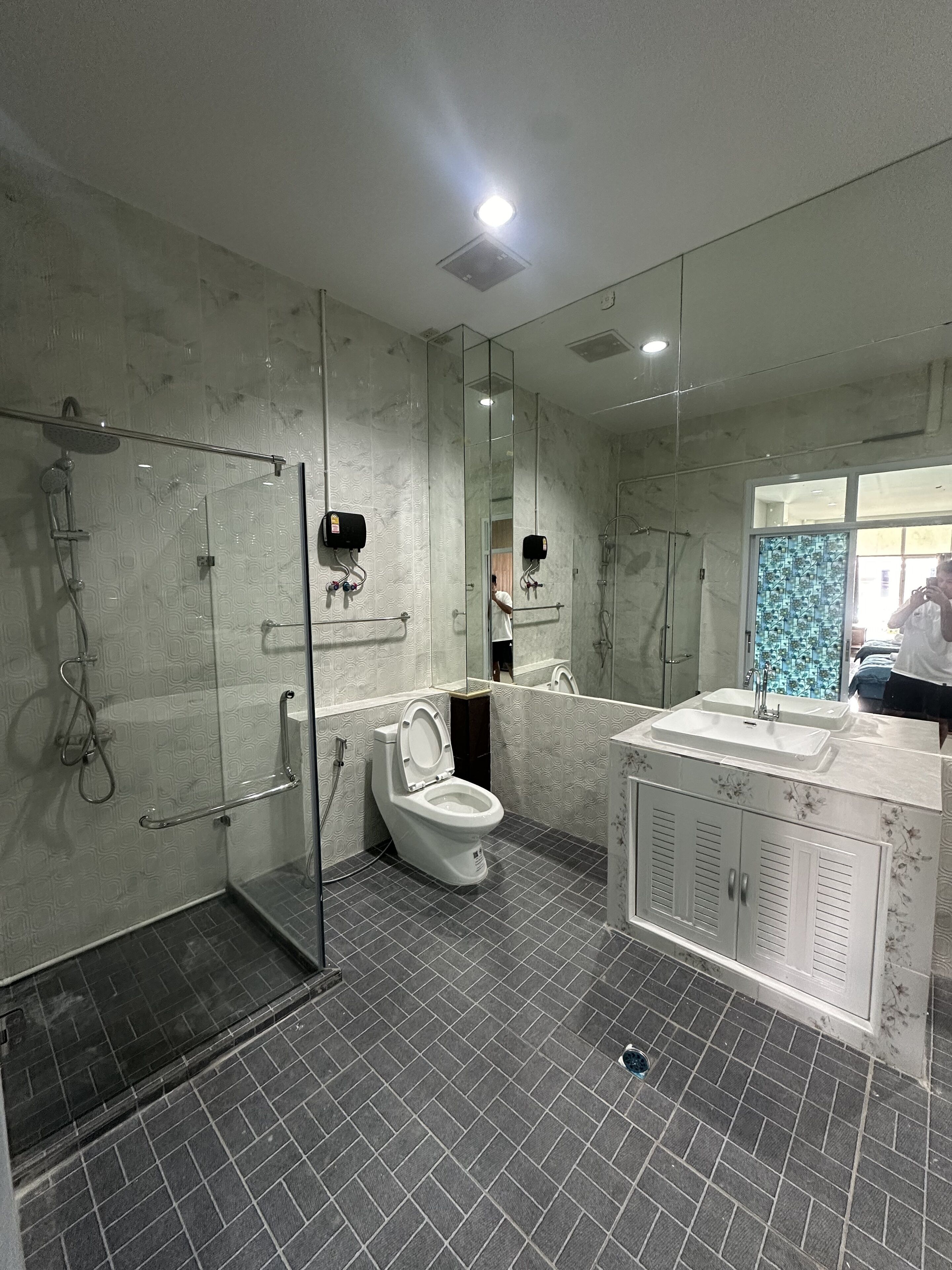 Family Studio Suite | Bathroom | Hair dryer, towels, soap, shampoo