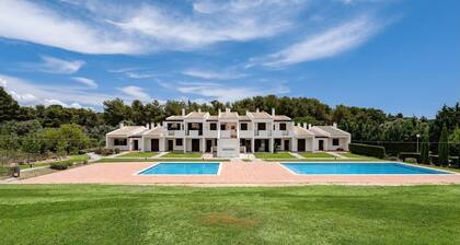 Dream 2BDR Apartment W/Pool by LovelyStay